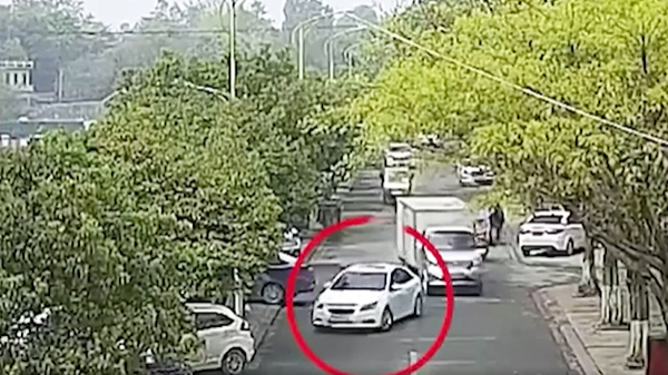 Hình ảnh chiếc ô tô trước khi gặp tai nạn. Ảnh cắt từ clip