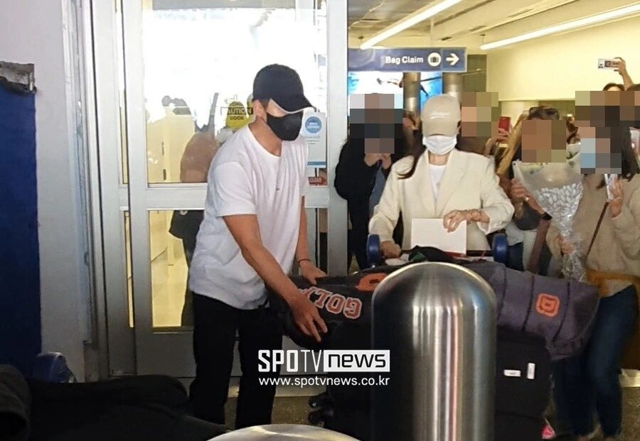 Hyun Bin, Son Ye Jin tức giận khi bị bao vây ở Mỹ - Ảnh 2