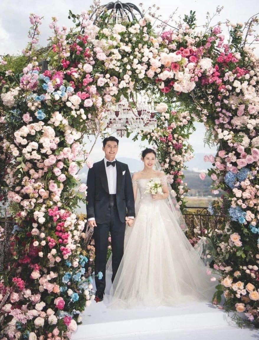 Hyun Bin, Son Ye Jin tức giận khi bị bao vây ở Mỹ - ảnh 2