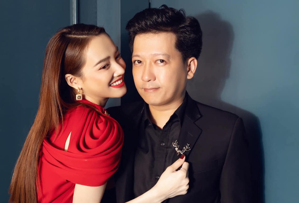 Trường Giang đỏ mặt khi bị bạn thân Nhã Phương lộ bí mật cưa đổ vợ - Ảnh 1