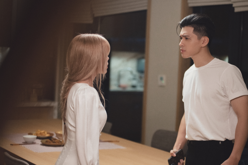 Ma Ran Đô cũng từng hợp tác với Thiều Bảo Trâm trong MV Sau Lưng Anh Có Ai Kìa