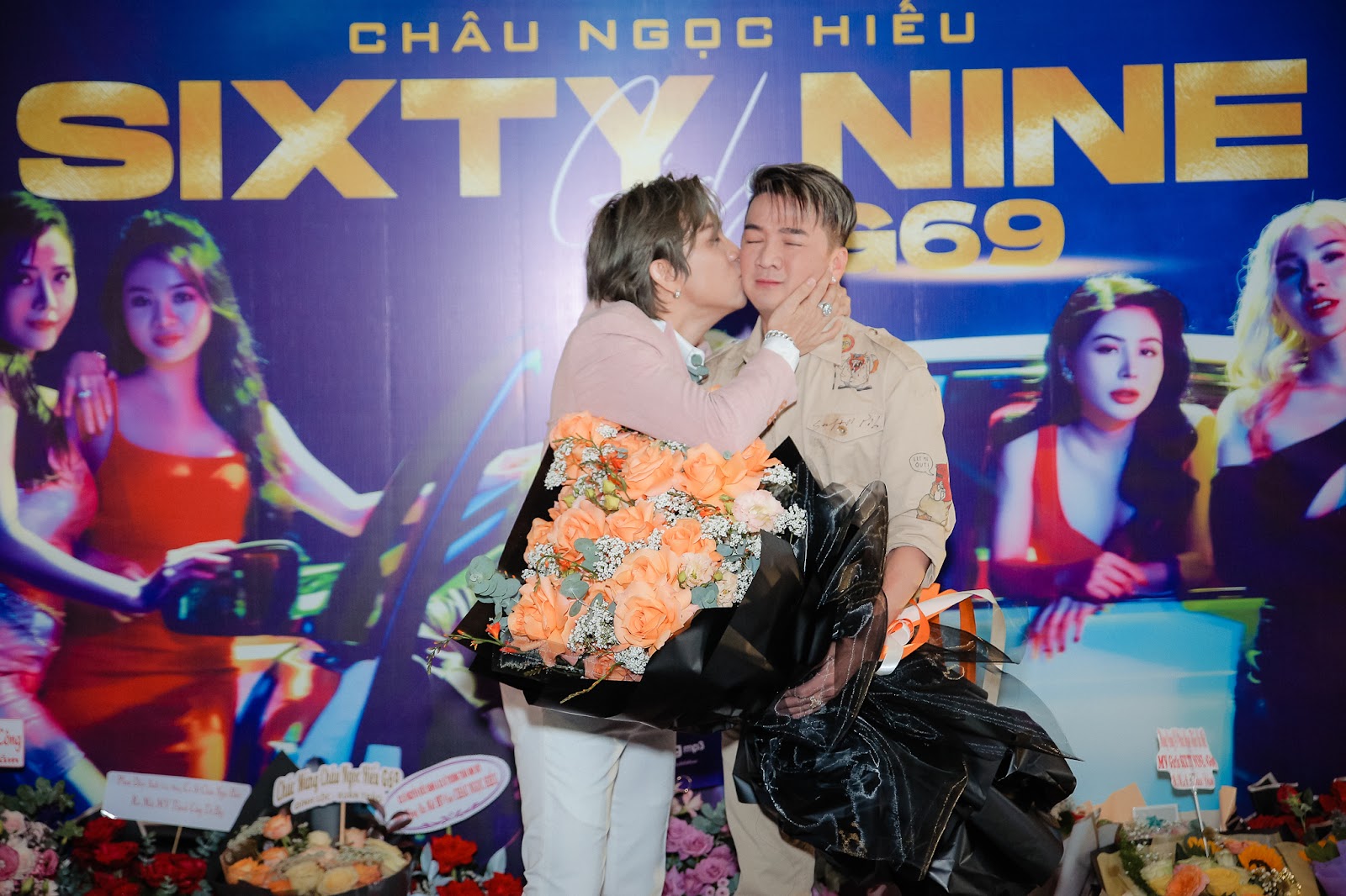 Đàm Vĩnh Hưng bị học trò hôn ngay trước sự chứng kiến của người hâm mộ và truyền thông.