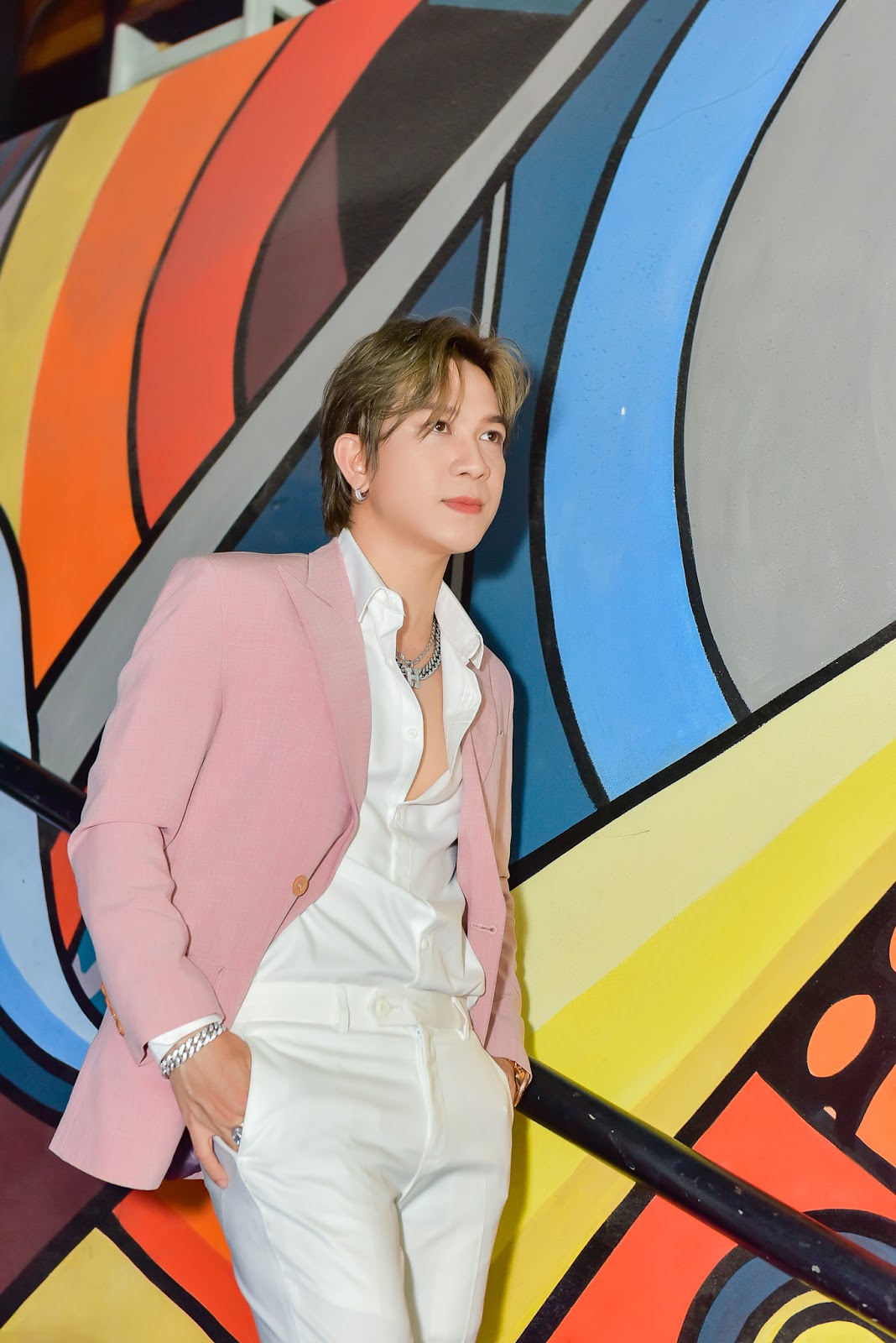 Đàm Vĩnh Hưng 'đứng hình' khi bị 'cưỡng hôn' ngay chốn đông người, bất ngờ bị 'vạch trần' con người thật - Ảnh 1