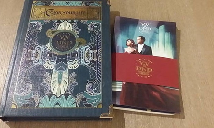 Tấm thiệp cưới của Victor Vũ – Đinh Ngọc Diệp giống như một cuốn tiểu thuyết mang màu sắc Châu Âu cổ điển. Phía ngoài tấm thiệp ghi dòng chữ tiếng Anh “Color your life” (Tạm dịch: Điểm tô cuộc sống) và bên trong là một bức tranh phác họa hình ảnh của vợ chồng vị đạo diễn Tôi thấy hoa vàng trên cỏ xanh, lấy cảm hứng từ bộ phim Gatsby.