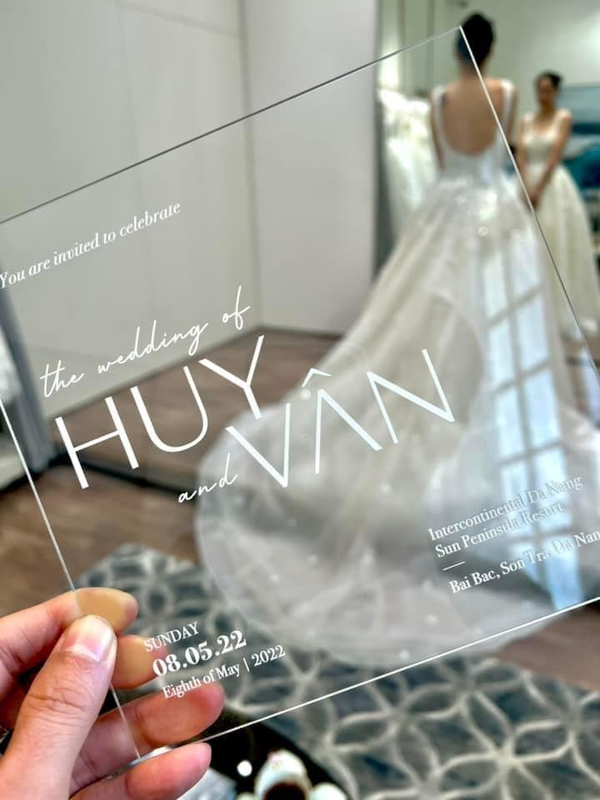 Tấm thiệp có chất liệu là nhựa mica trong suốt. Thông tin về đám cưới được khắc chữ nổi trên bề mặt thiệp vô cùng độc lạ.