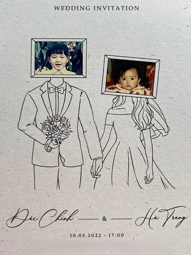 Đám cưới của cầu thủ Đức Chinh cùng Mai Hà Trang cũng gây ấn tượng với bức thiệp cưới độc đáo do chính tay cô dâu vẽ. Điểm nhấn của bức thiệp chính là hình ảnh hồi bé của cặp đôi. Điểm xuyết trên phông nền trắng xám thanh lịch, font chữ Calligraphy bay bổng càng làm tăng sự lãng mạn, tình cảm.