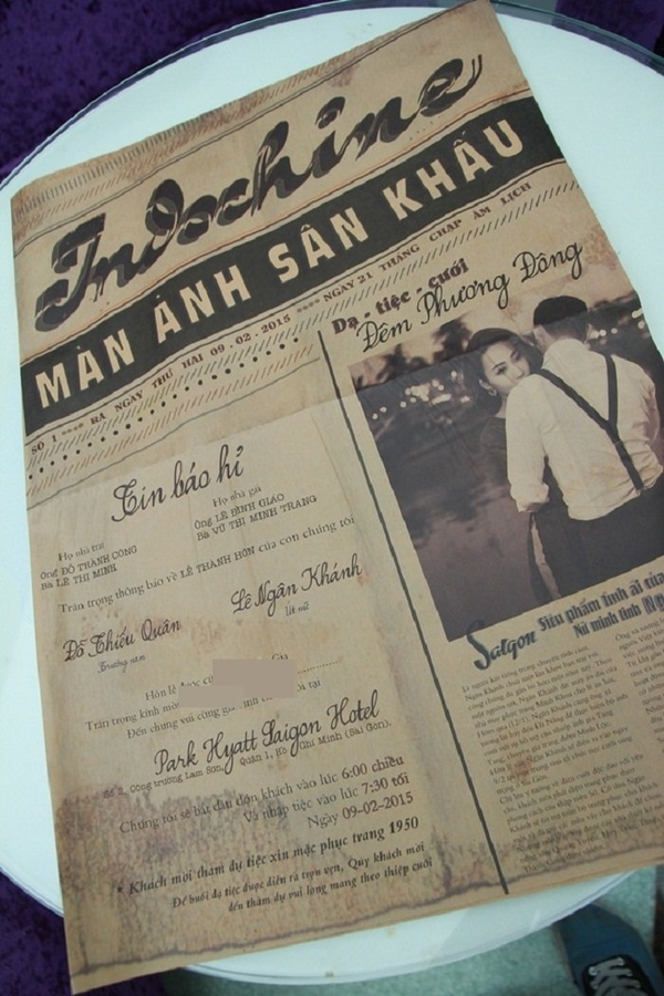 Cô thiết kế tấm thiệp cưới như một tờ nhật báo Sài thành thập niên 1950. Màu sắc ố vàng cùng cách thiết kế mang phong cách quý tộc tạo nên một cảm giác cổ điển.