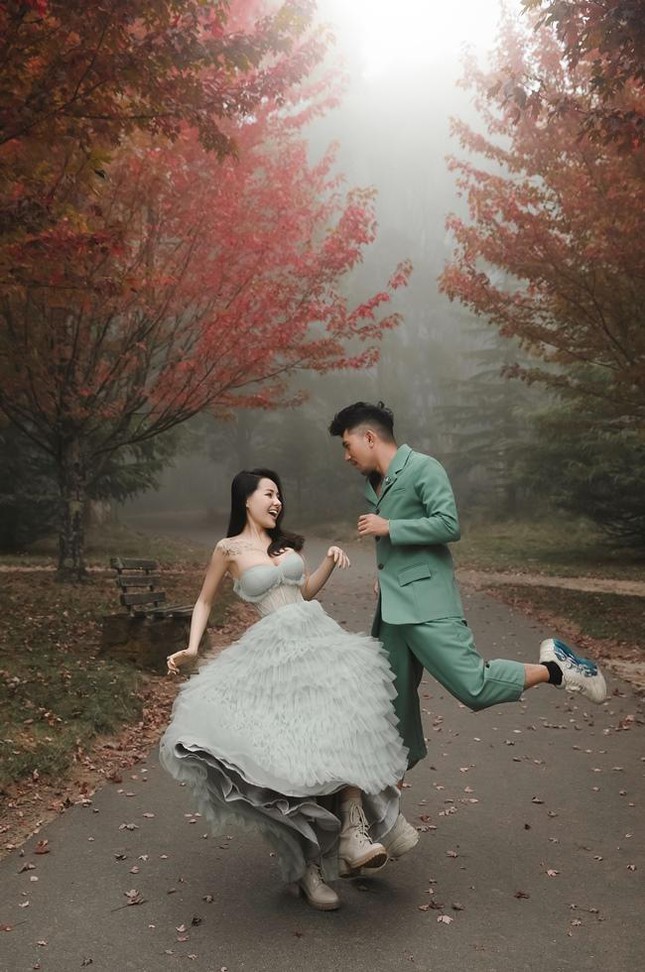 Dù liên tục tung hình ảnh cưới nhưng họ vẫn chưa công khai thời điểm tổ chức hôn lễ. Dù liên tục tung hình ảnh cưới nhưng họ vẫn chưa công khai thời điểm tổ chức hôn lễ.