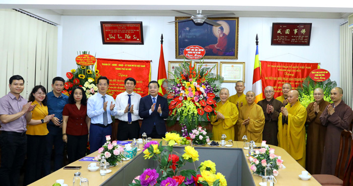 Chủ tịch UBND TP Chu Ngọc Anh tặng hoa chúc mừng Giáo hội Phật giáo Việt Nam thành phố Hà Nội Chủ tịch UBND TP Chu Ngọc Anh tặng hoa chúc mừng Giáo hội Phật giáo Việt Nam thành phố Hà Nội