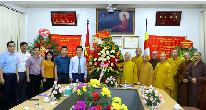 Lãnh đạo quận Hoàn Kiếm tặng hoa chúc mừng Giáo hội Phật giáo Việt Nam thành phố Hà Nội Lãnh đạo quận Hoàn Kiếm tặng hoa chúc mừng Giáo hội Phật giáo Việt Nam thành phố Hà Nội