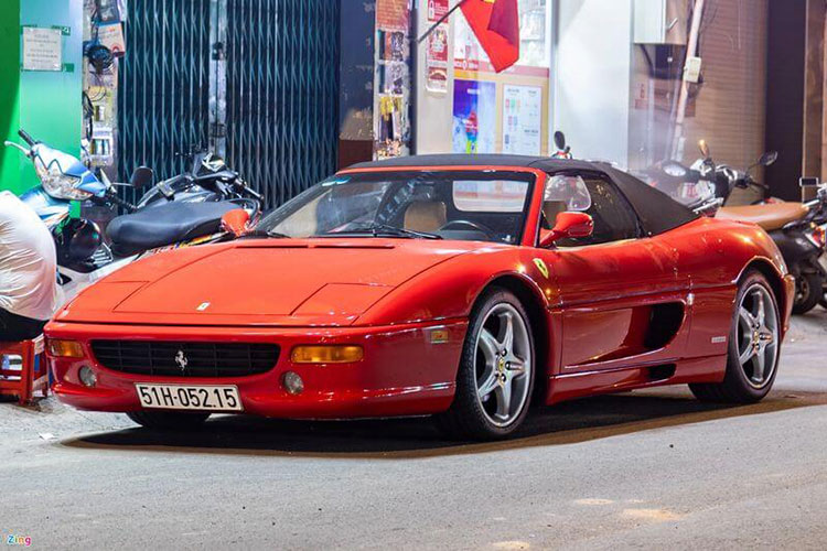Chiếc siêu xe Ferrari F355 Spider độc nhất Việt Nam của đại gia Đặng Lê Nguyên Vũ. Ảnh Zing Chiếc siêu xe Ferrari F355 Spider độc nhất Việt Nam của đại gia Đặng Lê Nguyên Vũ. Ảnh Zing
