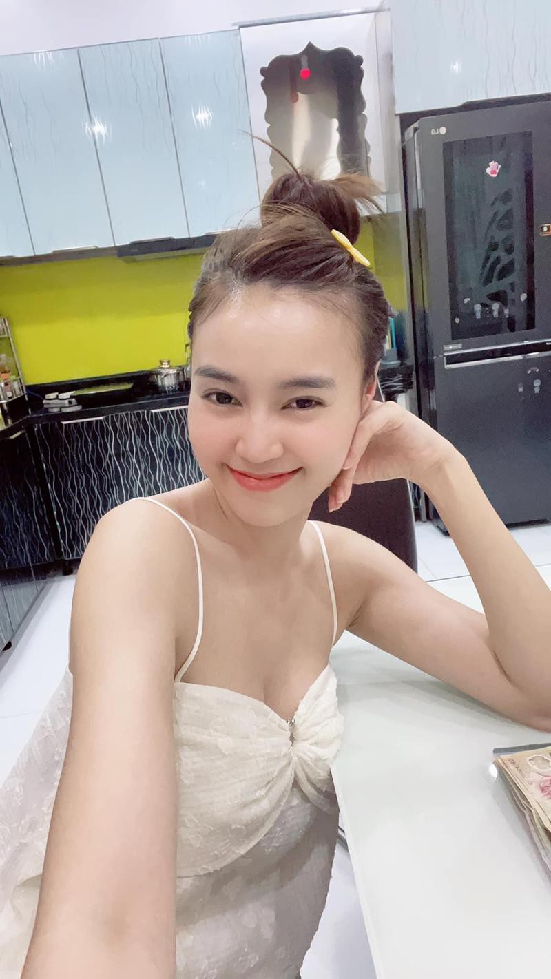 Rũ bỏ mác 'ngọc nữ', Ninh Dương Lan Ngọc 'lột xác' ngoạn mục với hình ảnh 'bốc lửa' - Ảnh 4 Rũ bỏ mác 'ngọc nữ', Ninh Dương Lan Ngọc 'lột xác' ngoạn mục với hình ảnh 'bốc lửa' - Ảnh 4