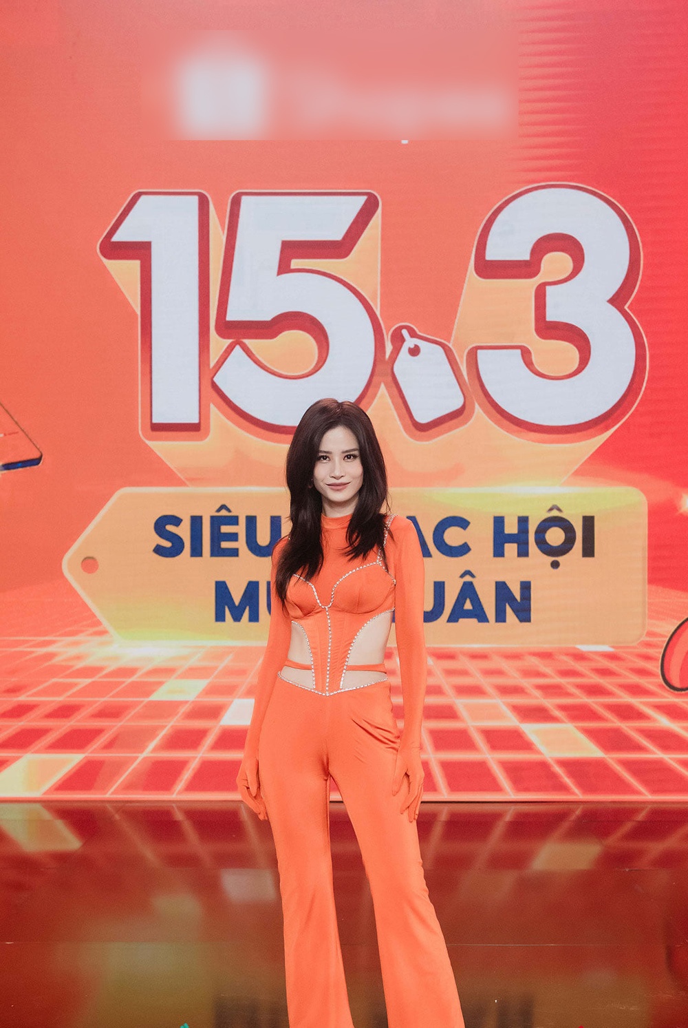 Đông Nhi cũng tham gia sự kiện của sàn thương mại điện tử này.