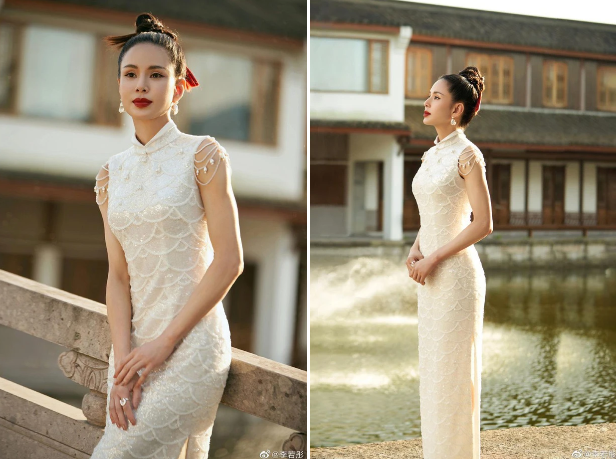 Lý Nhược Đồng đẹp quyến rũ trong đồ sườn sám. Ảnh Weibo