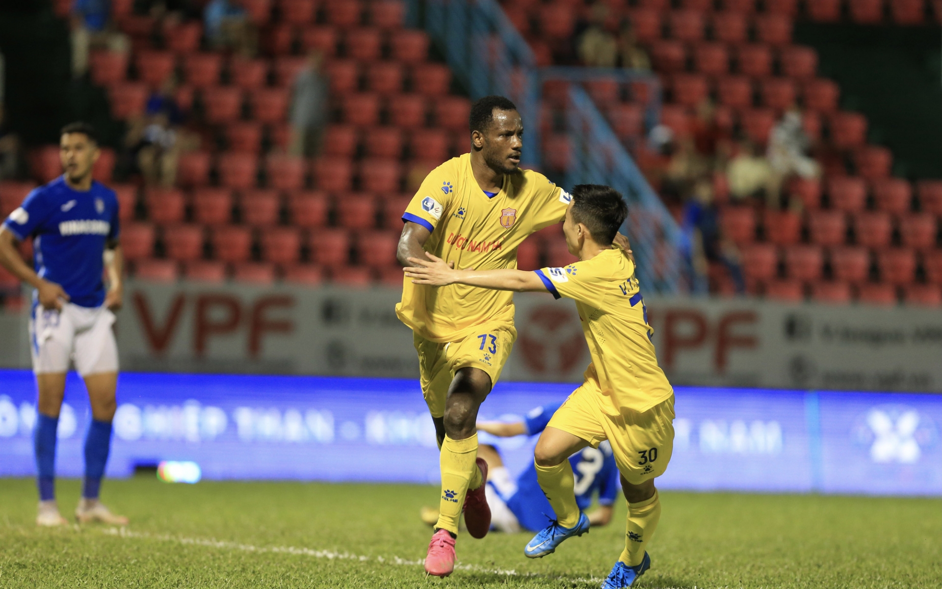 Oussou Konan đã chơi rất ấn tượng tại V League 2021 (Ảnh: thanhnien)