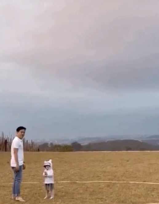 Hình ảnh mới đây Trường Giang và ái nữ đầu lòng cùng xuất hiện trong đoạn clip. Ảnh chụp từ clip