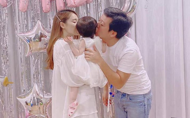 Trường Giang và Nhã Phương hạnh phúc bên con gái đầu lòng. Ảnh: Facebook