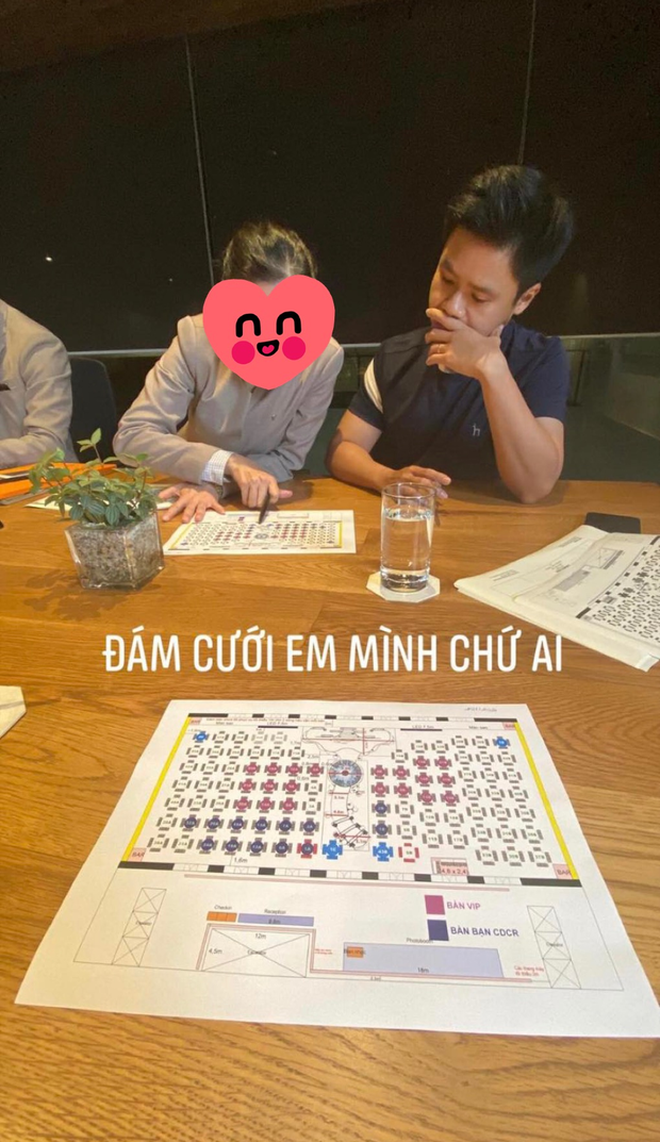 Phan Thành tất bật chuẩn bị cho tiệc cưới của mình. Ảnh: Facebook Phan Thành tất bật chuẩn bị cho tiệc cưới của mình. Ảnh: Facebook
