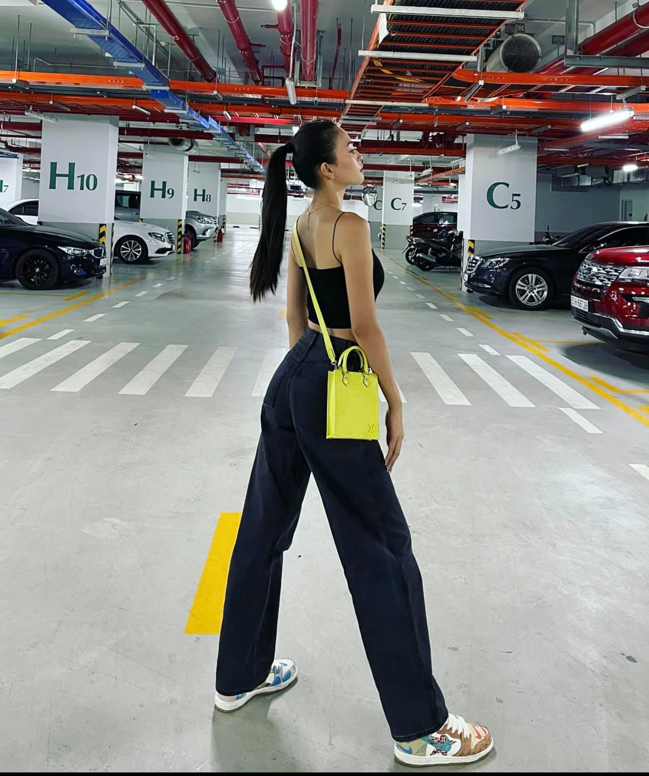 Tiểu Vy thường xuyên khoe đường cong nóng bỏng của mình trên trang cá nhân và nhận được sự quan tâm của đông đảo dân tình. Ảnh: Facebook Tiểu Vy thường xuyên khoe đường cong nóng bỏng của mình trên trang cá nhân và nhận được sự quan tâm của đông đảo dân tình. Ảnh: Facebook