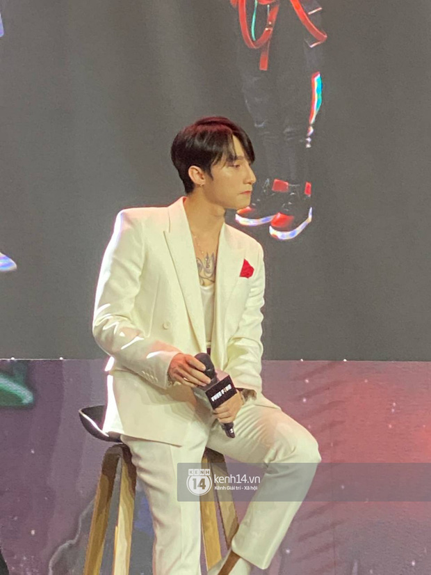 Sơn Tùng M-TP xuất hiện tại sự kiện giữa ồn ào. Ảnh: Tri thức trực tuyến Sơn Tùng M-TP xuất hiện tại sự kiện giữa ồn ào. Ảnh: Tri thức trực tuyến