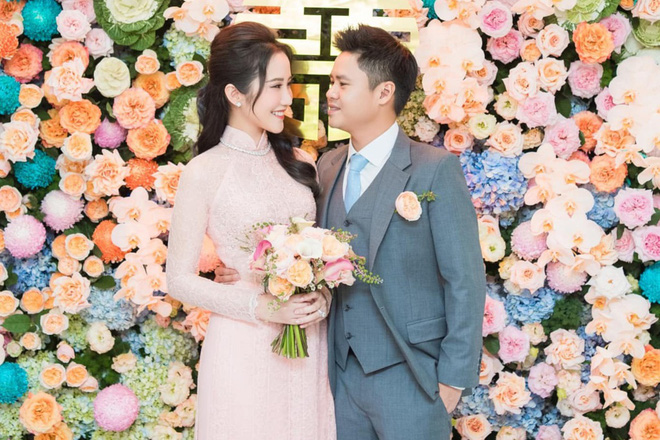 Phan Thành hạnh phúc bên Primmy Trương trong lễ cưới đình đám. Ảnh: Facebook Phan Thành hạnh phúc bên Primmy Trương trong lễ cưới đình đám. Ảnh: Facebook
