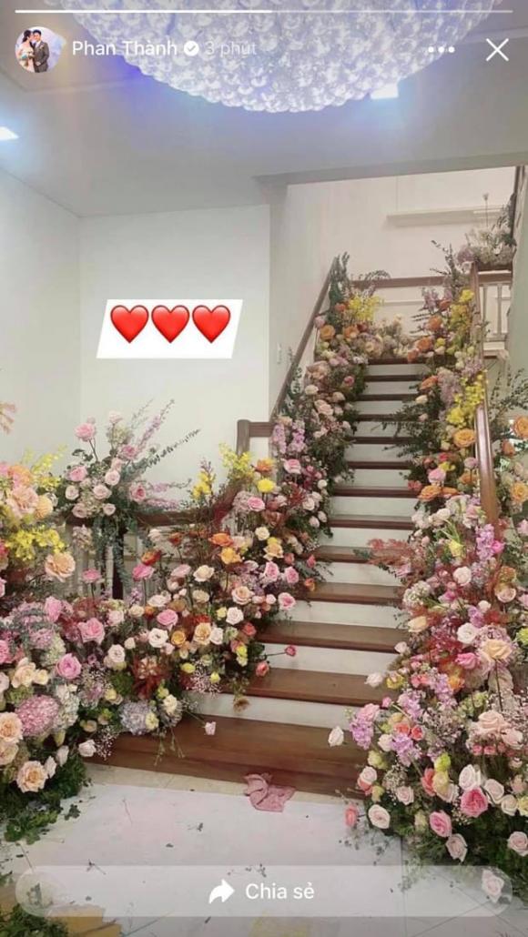 Chú rể Phan Thành cũng khoe hình ảnh thềm nhà có hoa chờ đón nàng về dinh. Ảnh: Instagram Chú rể Phan Thành cũng khoe hình ảnh thềm nhà có hoa chờ đón nàng về dinh. Ảnh: Instagram