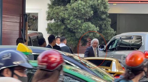 Cha của Phan Thanh xuất hiện để đốc thúc công việc chuẩn bị cho lễ cưới. Ảnh: Facebook Cha của Phan Thanh xuất hiện để đốc thúc công việc chuẩn bị cho lễ cưới. Ảnh: Facebook