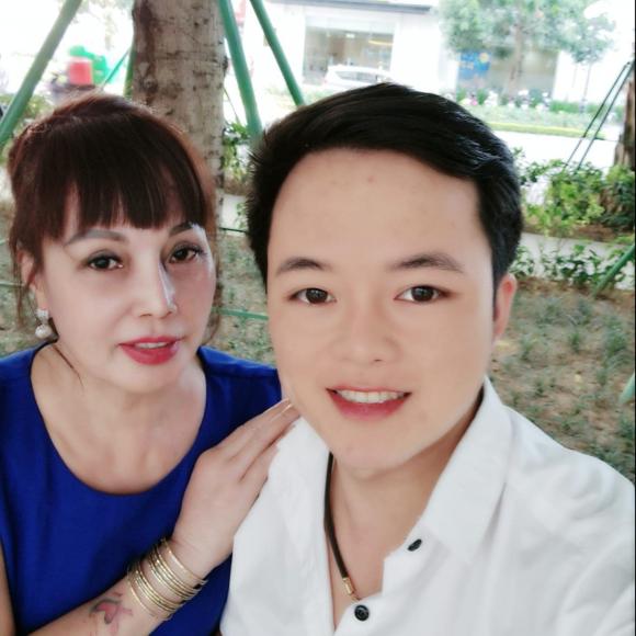 Cô dâu 62 tuổi ở Cao Bằng Thu Sao cùng chú rể kém tuổi Hoa Cương thường xuyên xuất hiện tình tứ cùng nhau. Ảnh: Facebook Cô dâu 62 tuổi ở Cao Bằng Thu Sao cùng chú rể kém tuổi Hoa Cương thường xuyên xuất hiện tình tứ cùng nhau. Ảnh: Facebook