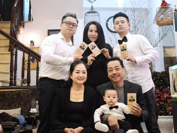 Cố NSND Hoàng Dũng cùng gia đình nhỏ của mình. Ảnh: Internet Cố NSND Hoàng Dũng cùng gia đình nhỏ của mình. Ảnh: Internet