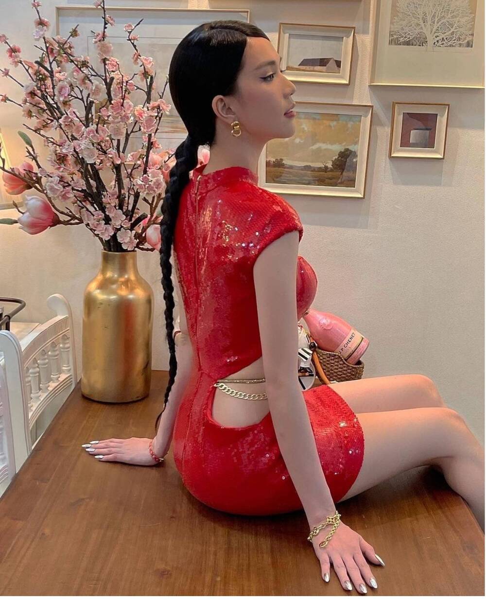 Diện sườn xám nhưng Ngọc Trinh vẫn không quên khoe vòng eo trứ danh của mình. Ảnh: Instagram