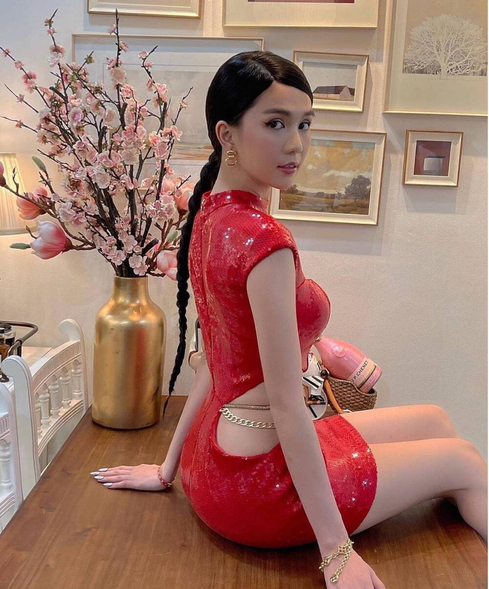 Ngọc Trinh trang phục tưởng kín cổng cao tường mà lại cắt xẻ thế nào. Ảnh: Instagram