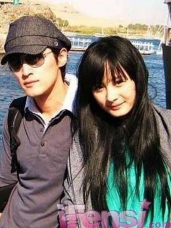 Dương Mịch và Hồ Ca từng bị bắt gặp hẹn hò và đi du lịch thân thiết cùng nhau. Ảnh: Internet Dương Mịch và Hồ Ca từng bị bắt gặp hẹn hò và đi du lịch thân thiết cùng nhau. Ảnh: Internet