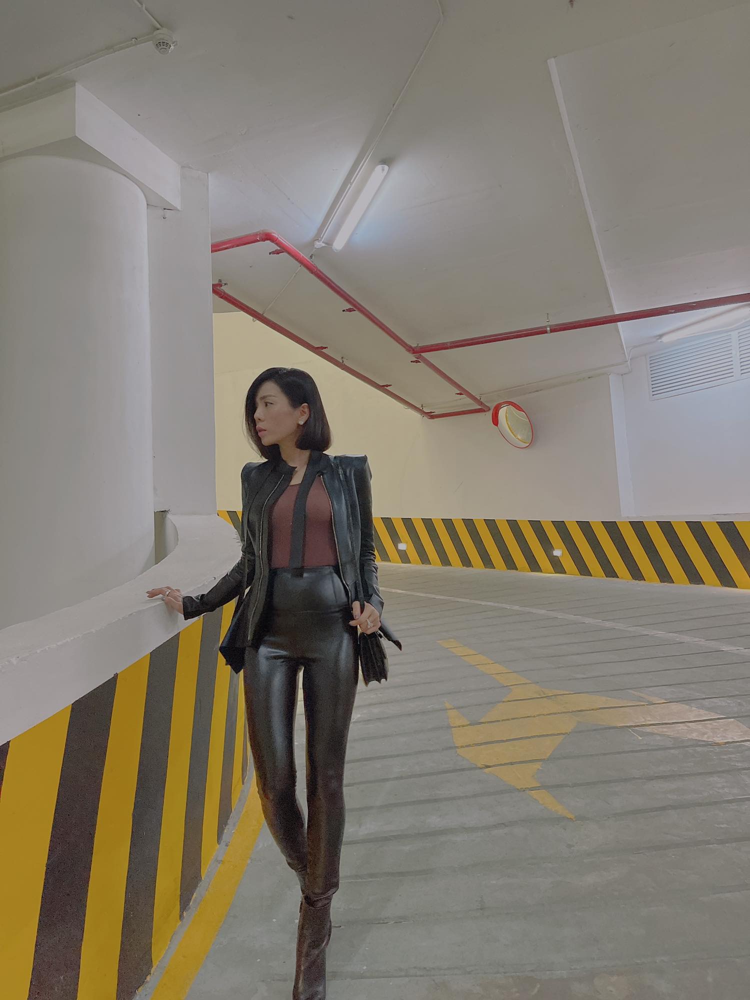 Diện nguyên một cây đen bo sát, Lệ Quyên khoe trọn đường cong trên cơ thể. Ảnh: Facebook