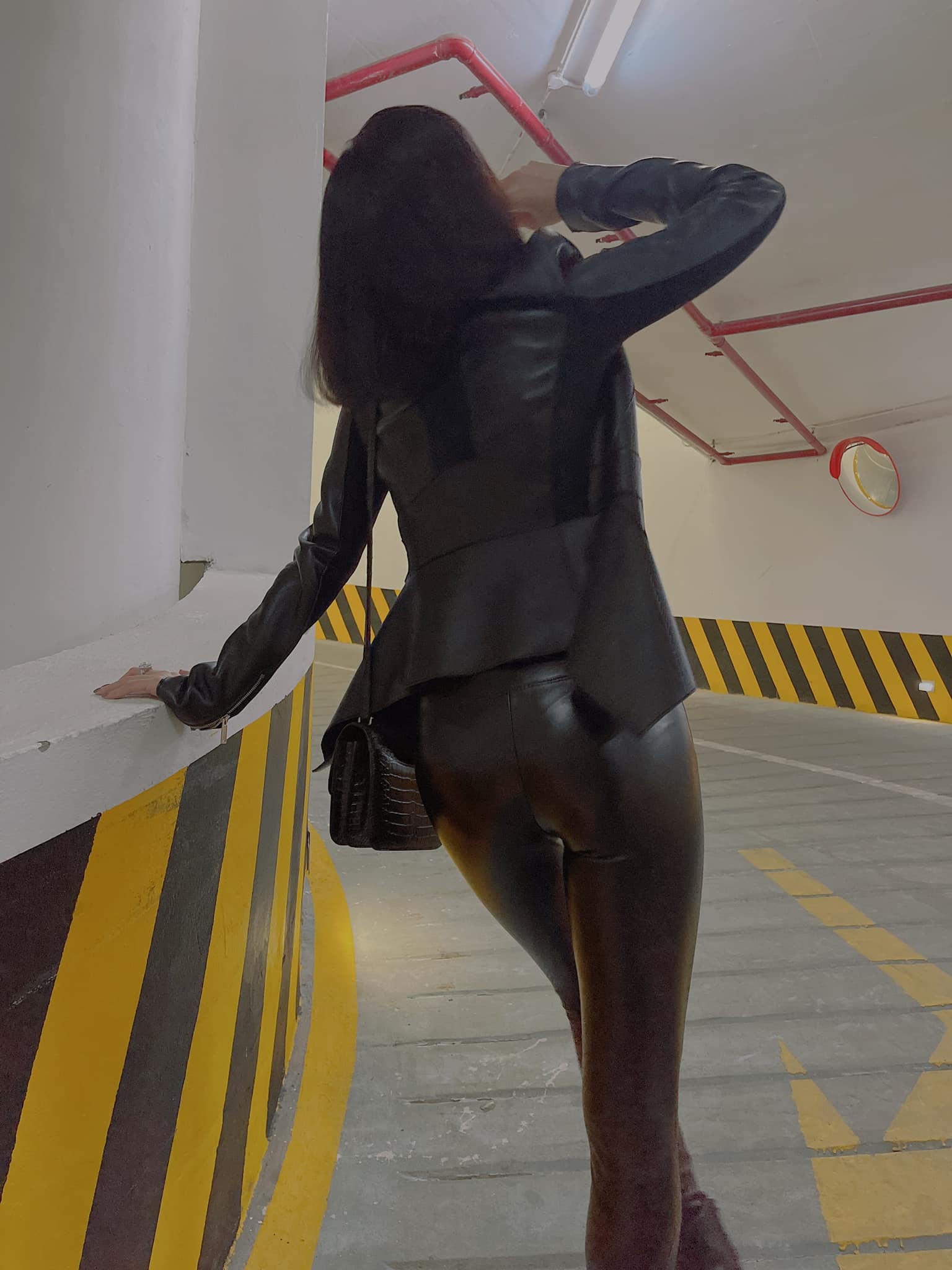 Lệ Quyên ngày càng táo bạo trong gu ăn mặc. Ảnh: Facebook