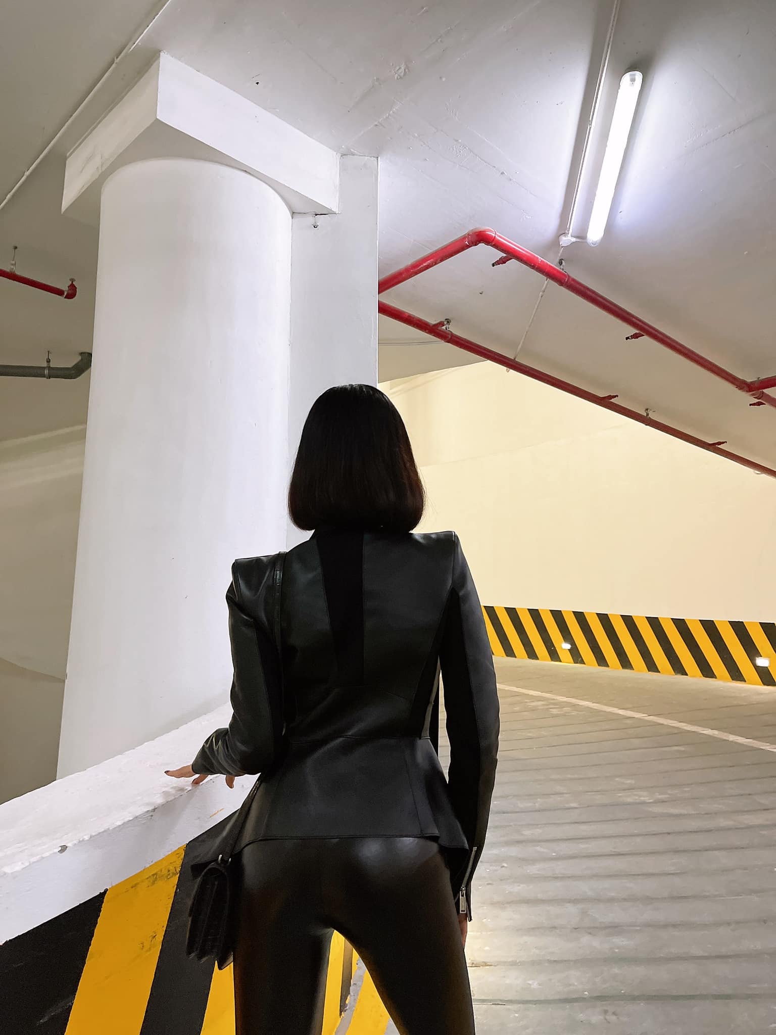 Lệ Quyên và cách tạo hình được cho phản cảm trước ống kính. Ảnh: Facebook