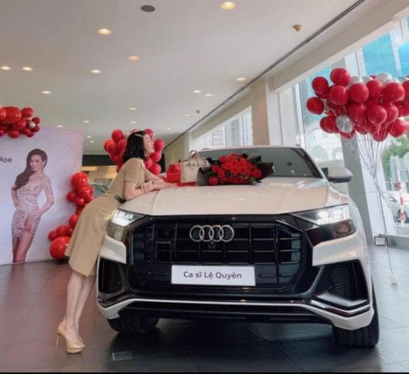 Trước đó cô cũng gây chú ý khi tự tay sắm xế sang bạc tỷ hậu ly hôn. Ảnh: Facebook Trước đó cô cũng gây chú ý khi tự tay sắm xế sang bạc tỷ hậu ly hôn. Ảnh: Facebook