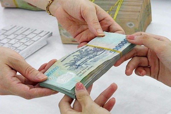 Người lao động sẽ bị khấu trừ tiền lương ở một số trường hợp theo quy định mới. Ảnh: Internet