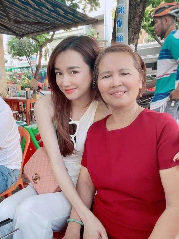 Nhã Phương và cách ứng xử 'nhu mì' với tiểu tam khác hẳn với vai diễn 'la sát' trong phim - Ảnh 1 Nhã Phương và cách ứng xử 'nhu mì' với tiểu tam khác hẳn với vai diễn 'la sát' trong phim - Ảnh 1