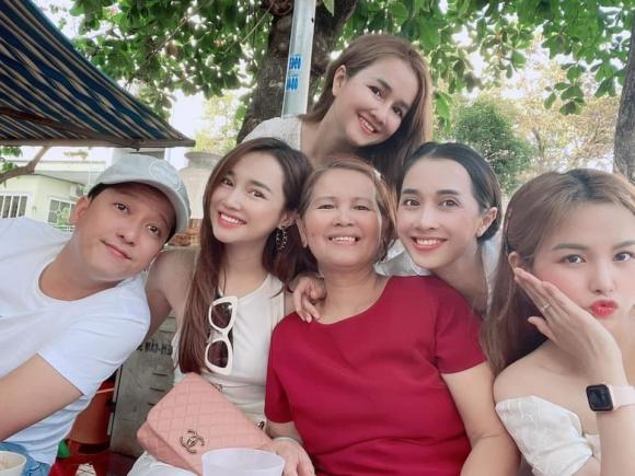 Nhã Phường cùng ông xã và gia đình của mình. Ảnh: Facebook Nhã Phường cùng ông xã và gia đình của mình. Ảnh: Facebook