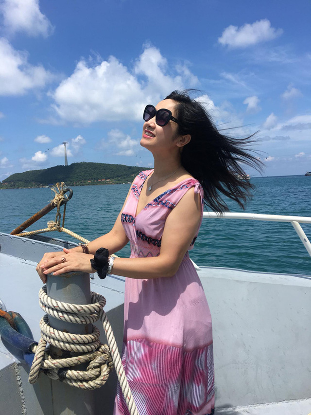 Ngoài đời, bà 'Bạch Cúc' của Hướng dương ngược nắng vô cùng trẻ trung và phong cách. Ảnh: Facebook Ngoài đời, bà 'Bạch Cúc' của Hướng dương ngược nắng vô cùng trẻ trung và phong cách. Ảnh: Facebook