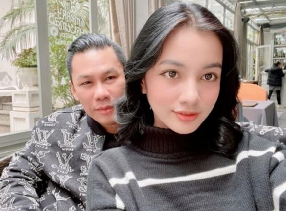 Trong khi đó chồng cũ Lệ Quyên tình tứ bên người đẹp kém tuổi Cẩm Đan. Ảnh: Internet Trong khi đó chồng cũ Lệ Quyên tình tứ bên người đẹp kém tuổi Cẩm Đan. Ảnh: Internet