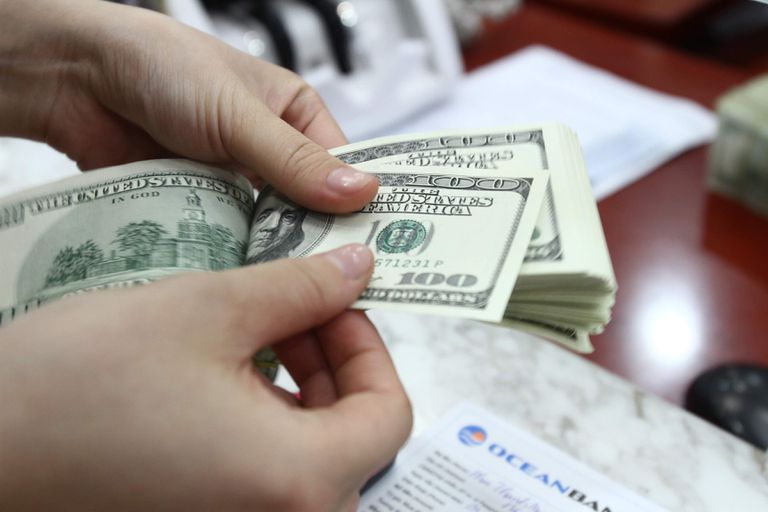 Đồng USD biến động khi vàng ngày càng sụt xuống hố sâu. Ảnh: Internet Đồng USD biến động khi vàng ngày càng sụt xuống hố sâu. Ảnh: Internet