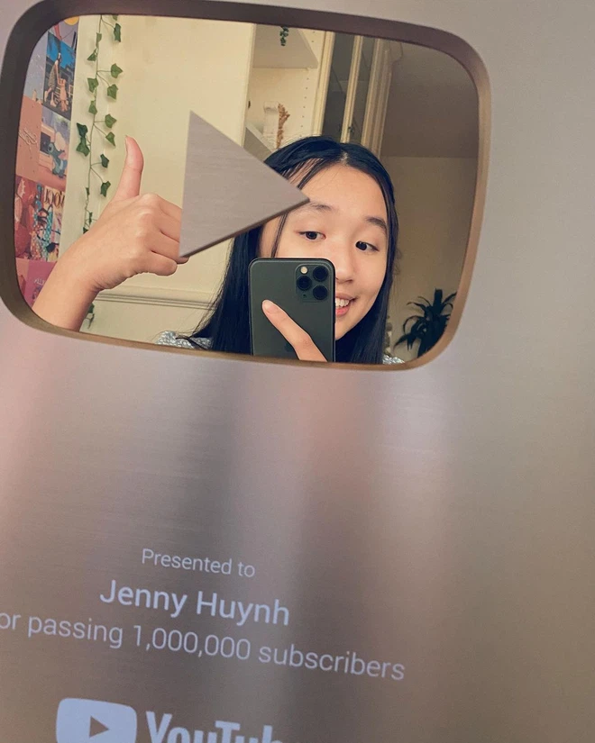 Jenny Huynfh khoe nút vàng và nút bạc Youtube. ảnh: Facecbook Jenny Huynfh khoe nút vàng và nút bạc Youtube. ảnh: Facecbook