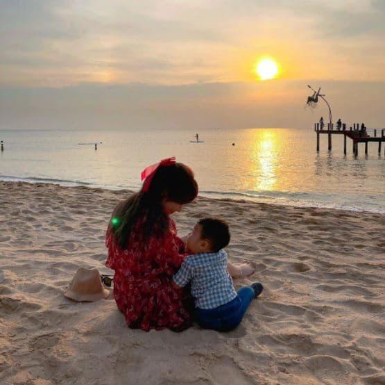 Hòa Minzy không ngần ngại khoe hình ảnh mình cùng gia đình chồng tương lai và quý tử trên trang cá nhân của mình. Ảnh: Facebook