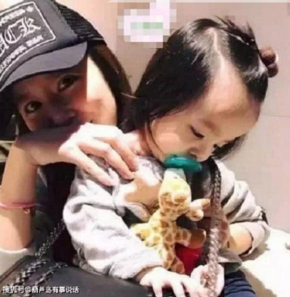 Lâm Tâm Như và Hoắc Kiến Hoa hiếm hoi khoe hình ảnh con gái lên MXH. Ảnh: Sina