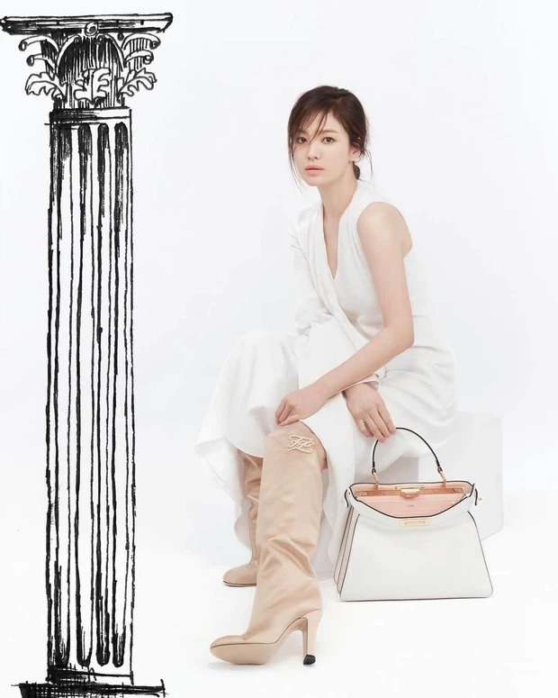Trong khi đó cùng diện một cây như Triệu Vy, Song Hye Kyo chứng tỏ thần thái và sắc vóc của mình. Ảnh: Sina Trong khi đó cùng diện một cây như Triệu Vy, Song Hye Kyo chứng tỏ thần thái và sắc vóc của mình. Ảnh: Sina