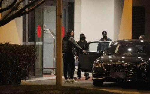 Triệu Lệ Dĩnh và Phùng Thiệu Phong lộ ảnh đi du lịch cùng nhau. Ảnh: Sina Triệu Lệ Dĩnh và Phùng Thiệu Phong lộ ảnh đi du lịch cùng nhau. Ảnh: Sina