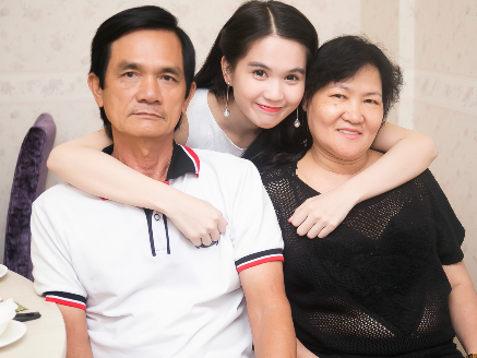 Ngọc Trinh vô cùng thân thiết với mẹ kế. Ảnh: Facebook Ngọc Trinh vô cùng thân thiết với mẹ kế. Ảnh: Facebook