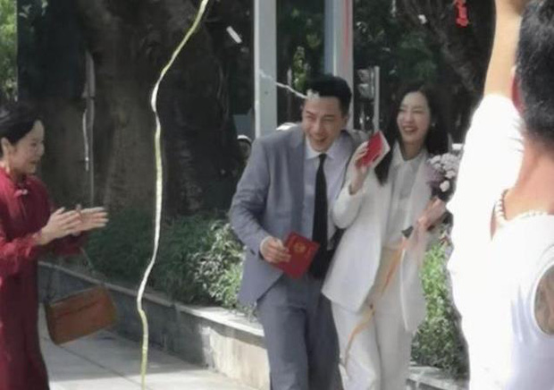 Rộ tin đồn Lưu Khải Uy đã kết hôn với bạn gái kém 19 tuổi hậu đổ vỡ với Dương Mịch - Ảnh 2 Rộ tin đồn Lưu Khải Uy đã kết hôn với bạn gái kém 19 tuổi hậu đổ vỡ với Dương Mịch - Ảnh 2