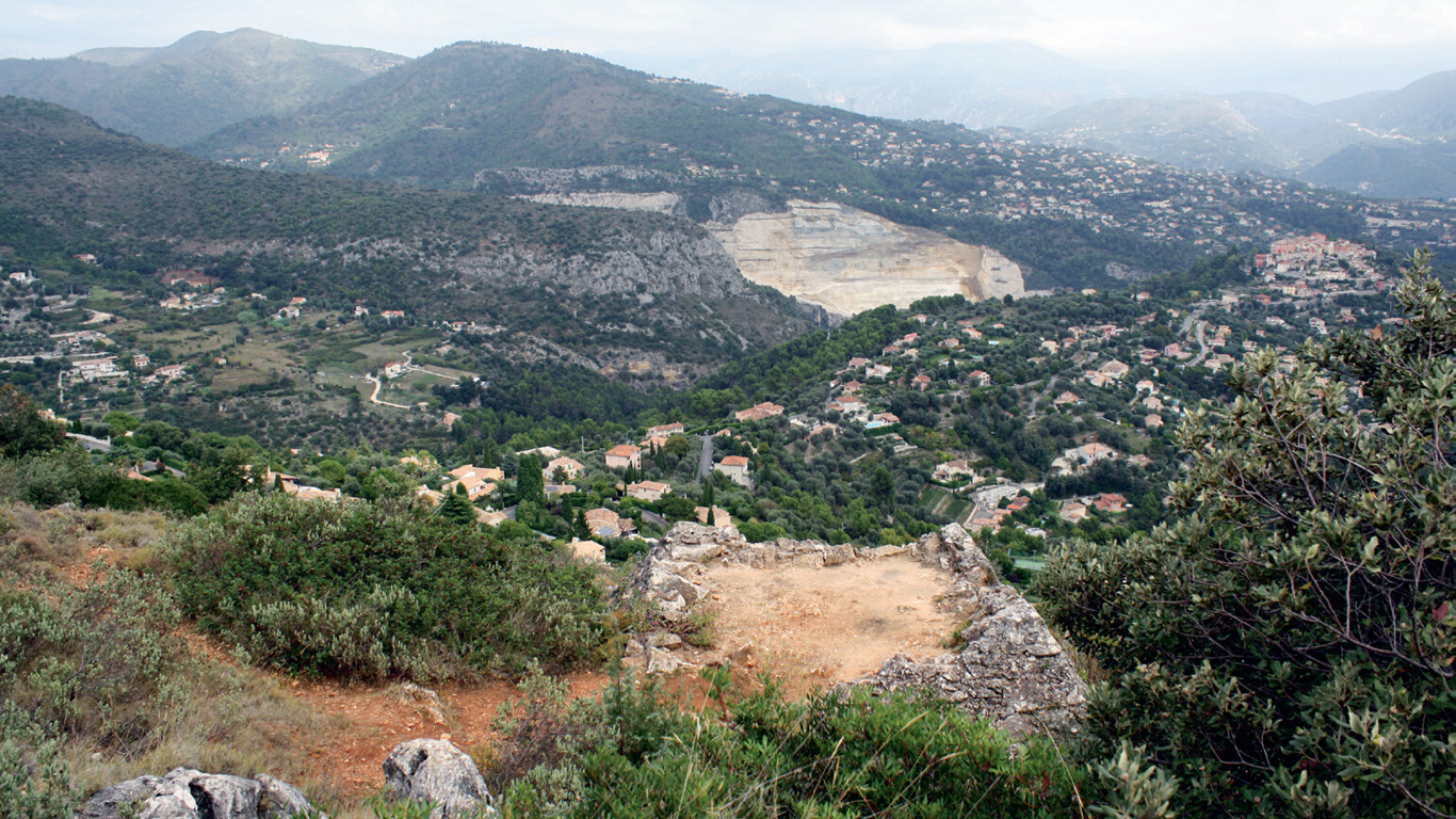 Kim tự tháp tại Pháp khiến nhiều người không khỏi ngỡ ngàng. Ảnh: DM